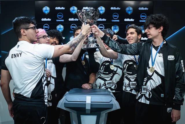 Time da INTZ erguendo o troféu do CBLoL
